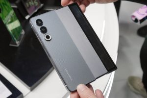 Koncepce rolovacího telefonu Tecno Phantom Ultimate