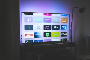 Moderní chytrá televize s aplikacemi a podsvícením v zadní části
