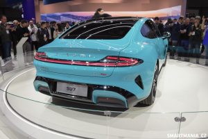 Xiaomi auto SU7 na výstavišti MWC 2024