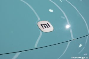 Detail na značku Xiaomi SU7