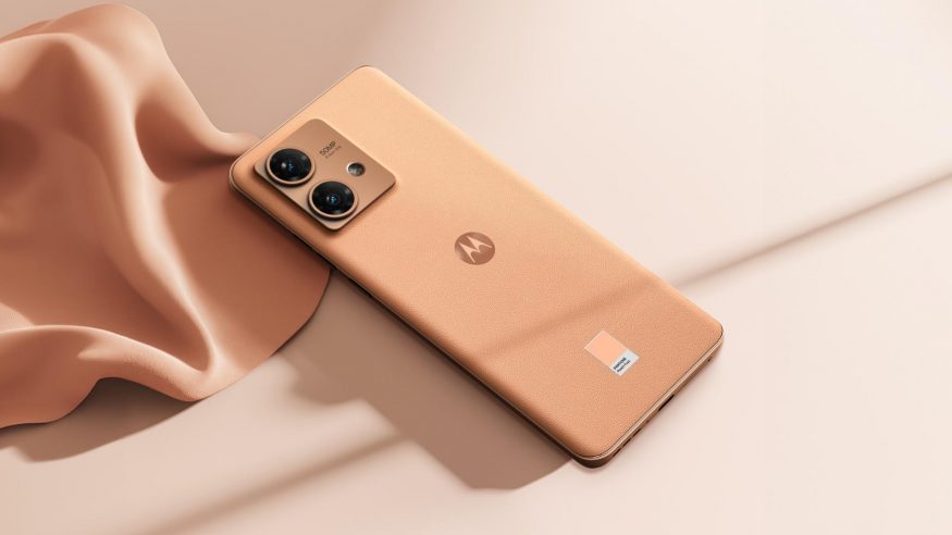 Motorola Edge 40 Neo v barvě Peach Fuzz