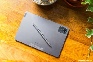 Tablet Lenovo Tab M11 ve stříbrné barvě se stylusem