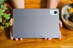 Tablet Lenovo Tab M11 ve stříbrné barvě se stylusem