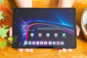 Tablet Lenovo Tab M11 ve stříbrné barvě se stylusem
