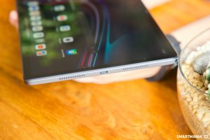 Tablet Lenovo Tab M11 ve stříbrné barvě se stylusem