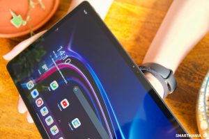 Tablet Lenovo Tab M11 ve stříbrné barvě se stylusem