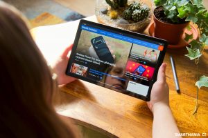 Tablet Lenovo Tab M11 ve stříbrné barvě se stylusem