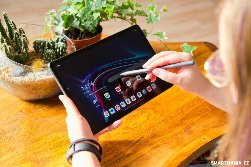 Tablet Lenovo Tab M11 ve stříbrné barvě se stylusem