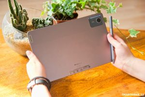 Tablet Lenovo Tab M11 ve stříbrné barvě se stylusem