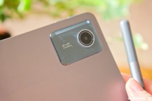 Tablet Lenovo Tab M11 ve stříbrné barvě se stylusem
