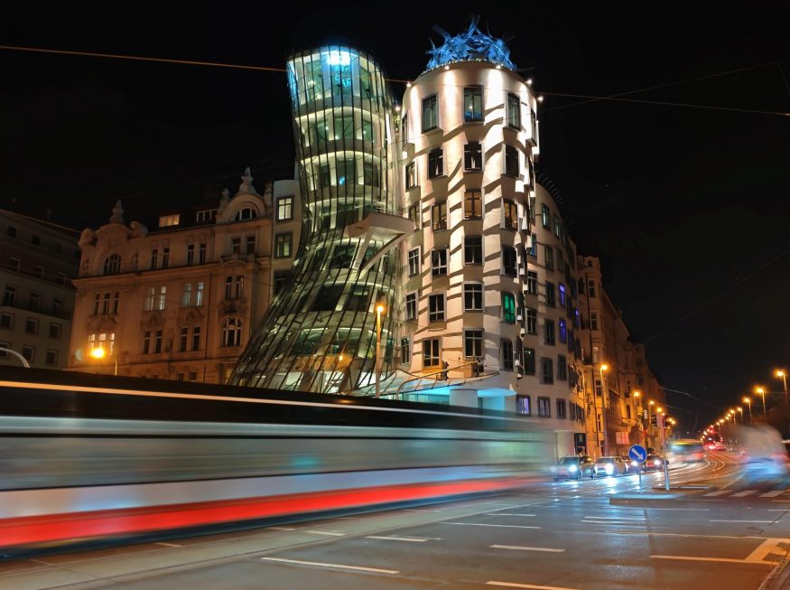 Tančící dům zachycený na Xiaomi 14 v dlouhé expozici