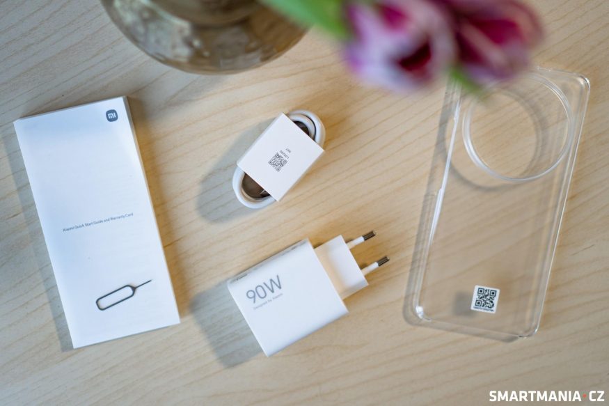Obsah balení je v případě Xiaomi 14 Ultra bohatý, nechybí výkonná nabíječka ani ochranné pouzdro