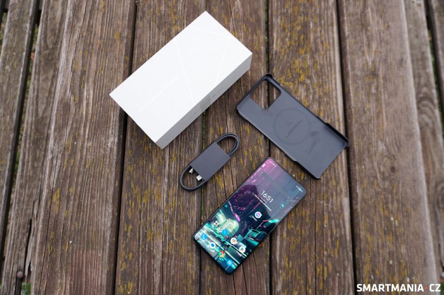 Balení Asusu Zenfone 11 Ultra sice obsahuje kryt navíc, ale nabíječku v něm nenajdete, jen kabel Balení Asusu Zenfone 11 Ultra sice obsahuje kryt navíc, ale nabíječku v něm nenajdete, jen kabel
