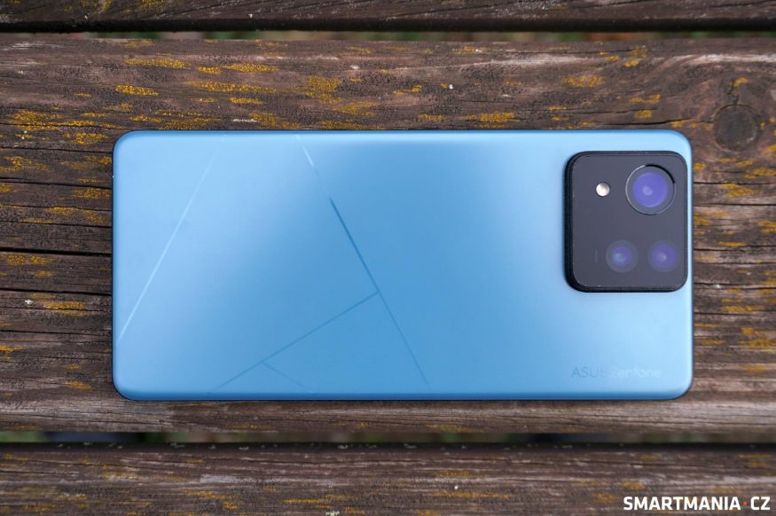 Na přední straně Zenfonu 11 Ultra není nic unikátního, zadní zaujme nejvíc barvou Na přední straně Zenfonu 11 Ultra není nic unikátního, zadní zaujme nejvíc barvou