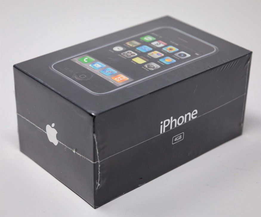 Původní nerozbalený 4GB iPhone na snímcích z aukční síně