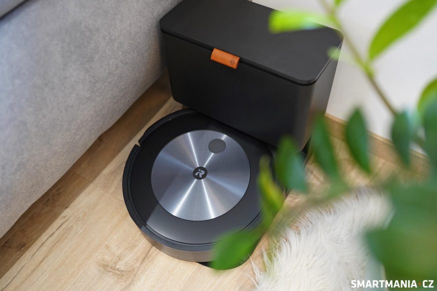 iRobot Combo j5+ v dokovací stanicí iRobot Combo j5+ v dokovací stanicí