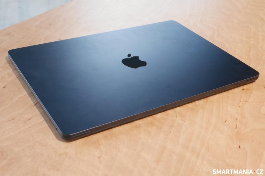 MacBook Air M3 v černém provedení