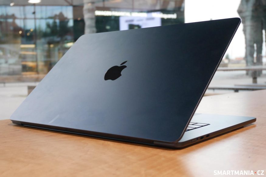 MacBook Air M3 v černém provedení