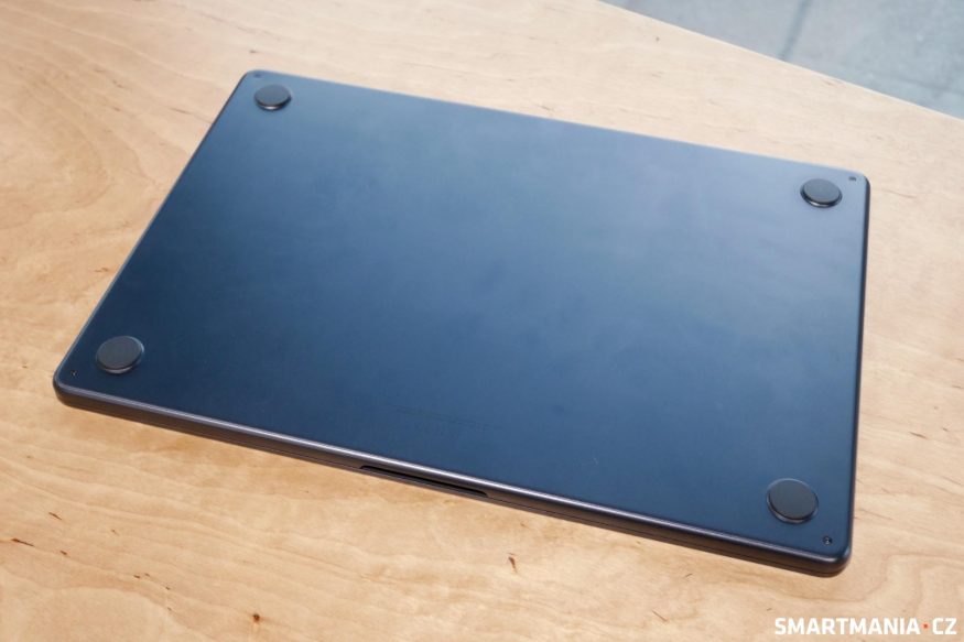 MacBook Air M3 v černém provedení