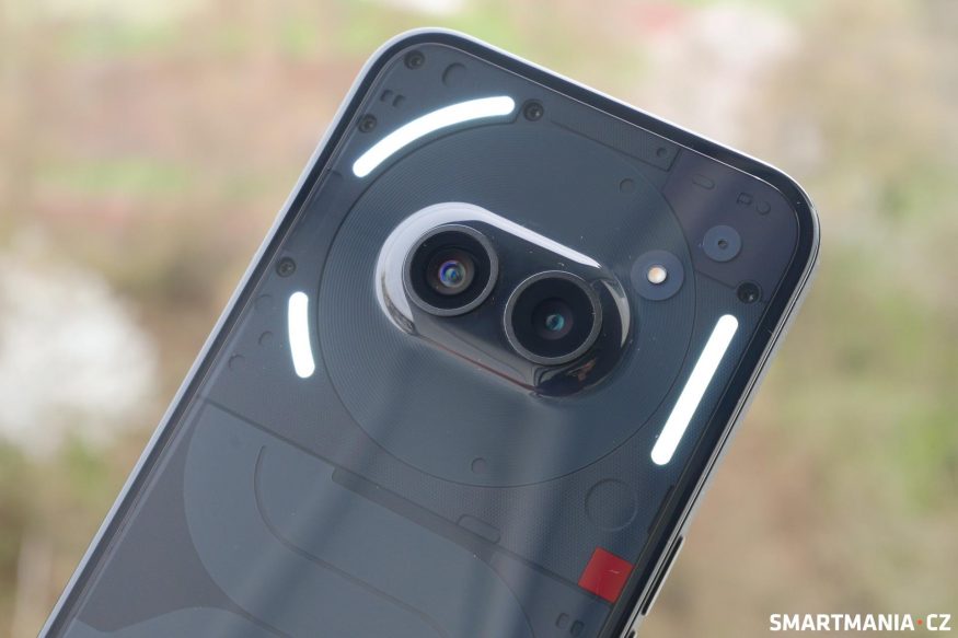 Fotoaparát Nothing Phone 2a s rozsvíceným systémem Glyph