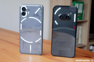 Srovnání: vlevo Nothing Phone (2), vpravo Phone (2a)