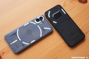 Srovnání: vlevo Nothing Phone (2), vpravo Phone (2a)