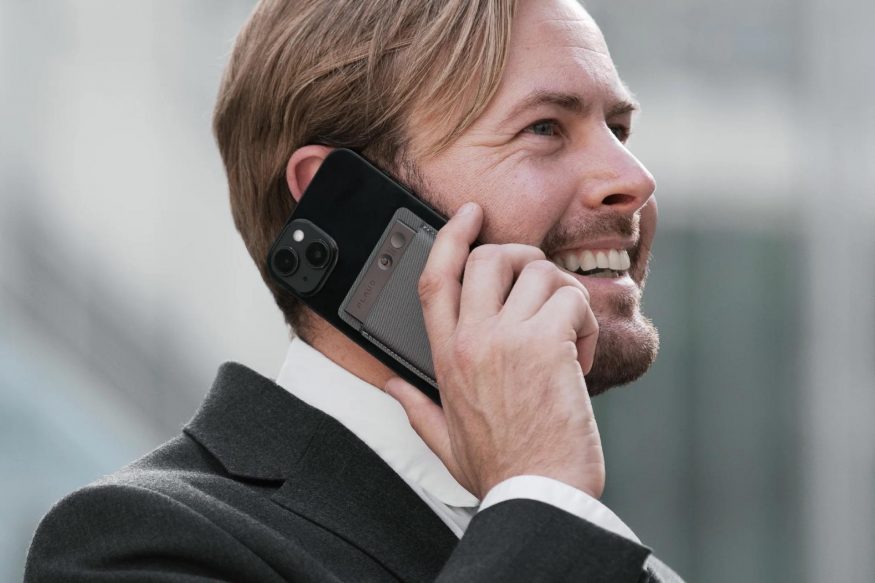 Plaud Note připnutý k telefonu pro nahrávání hovorů