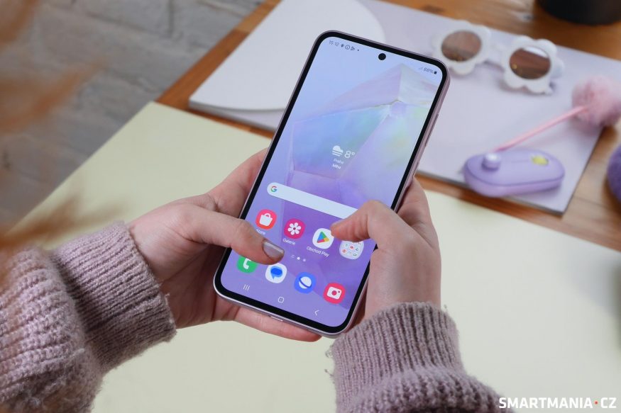 Telefon Galaxy A55 v ruce