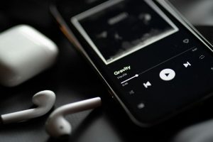 Aplikace Spotify na chytrém telefonu