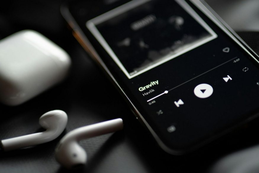 Aplikace Spotify na chytrém telefonu Aplikace Spotify na chytrém telefonu