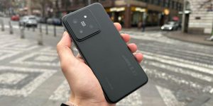 Chytrý telefon Xiaomi 14 v černé barvě
