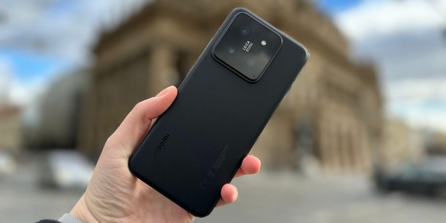 Chytrý telefon Xiaomi 14 v černé barvě