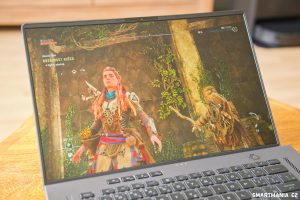 Hra Horizon Forbidden West na notebooku Asus ROG Zephyrus G16