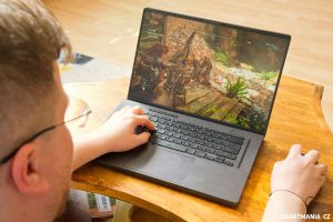 Hra Horizon Forbidden West na notebooku Asus ROG Zephyrus G16