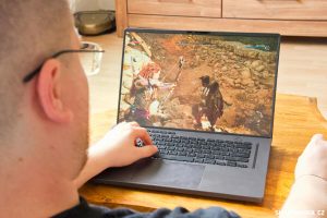 Hra Horizon Forbidden West na notebooku Asus ROG Zephyrus G16