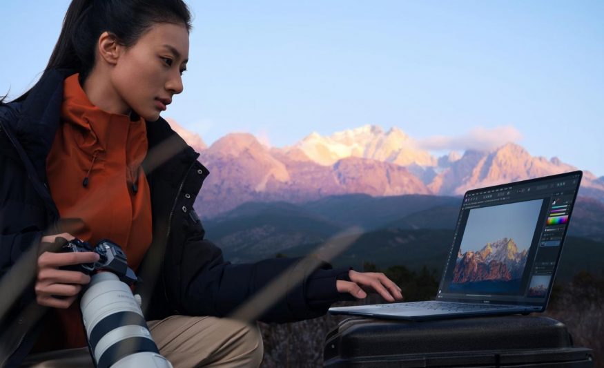 Huawei MateBook X Pro v rukou fotografky