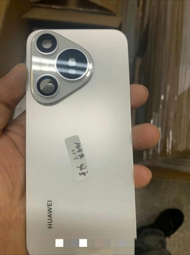 Záda Huawei P70 na fotografii 