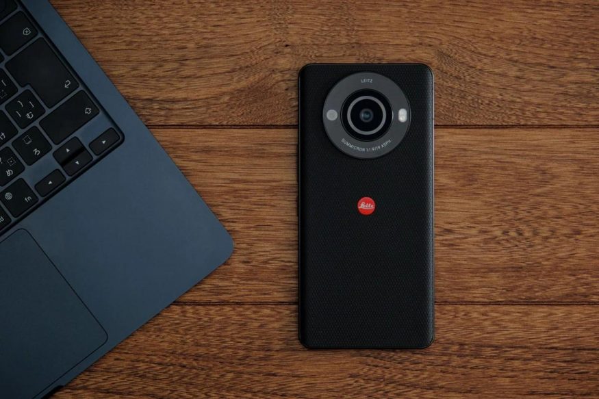 Leica Leitz Phone 3 na stole vedle notebooku