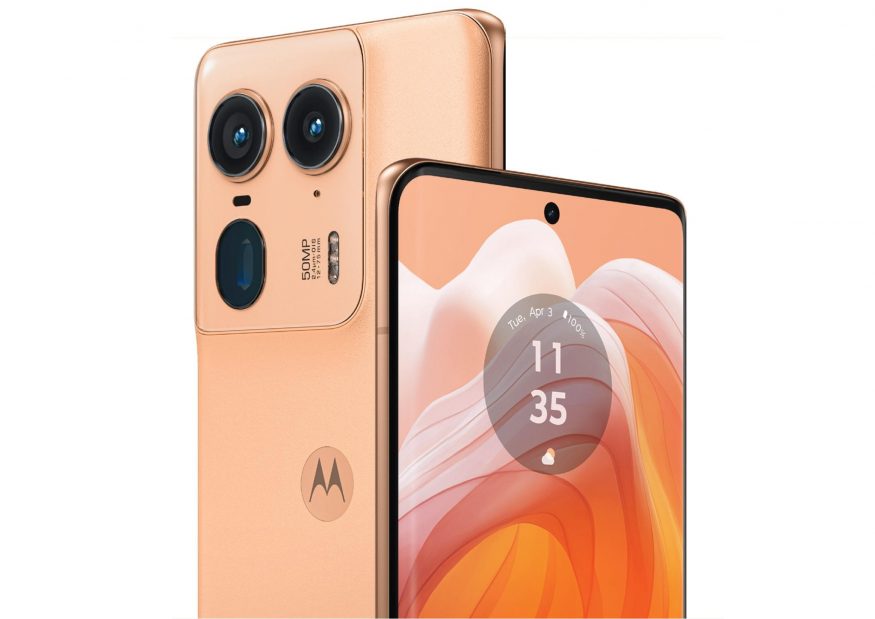 Motorola Edge 50 Ultra v broskvové barevné variantě na tiskovém snímku