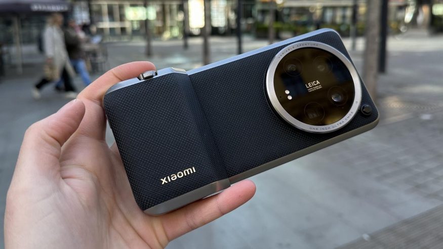 Chytrý telefon Xiaomi 14 Ultra s fotopříslušenstvím