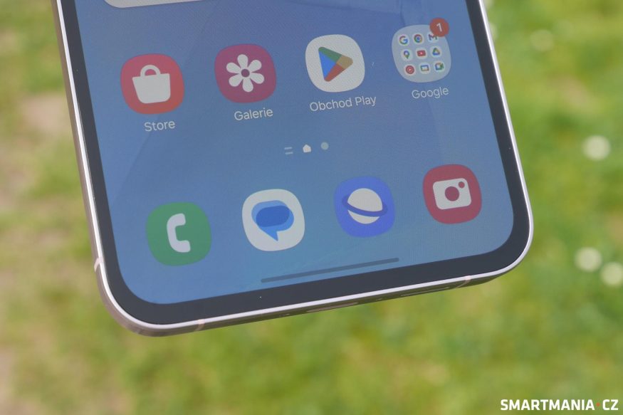 Dolní hrana displeje Galaxy A55