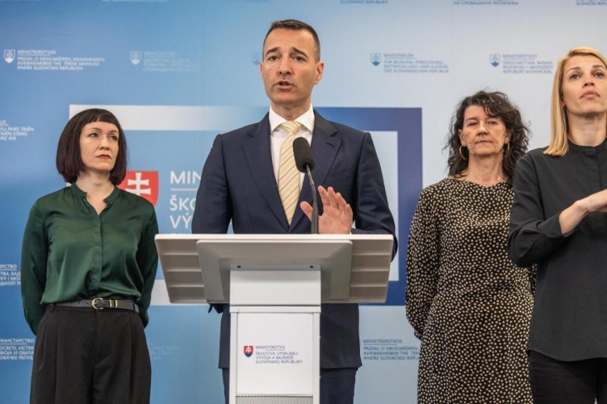 Slovenské ministerstvo školství oznamuje zákaz telefonů
