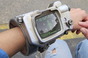 Replika zápěstního počítače Pip-Boy ze série Fallout