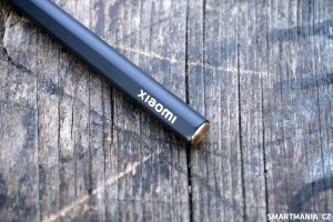 Na jedné straně je stylus zploštělý, aby se nezakutálel a lépe držel na tabletu