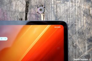 Displej používá jen IPS technologii a za OLEDy zaostává