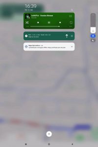 Notifikace jsou však uprostřed, nikoli vlevo, jak byste mohli předpokládat