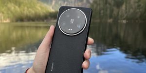 Smartphone Xiaomi 14 Ultra v černé barvě