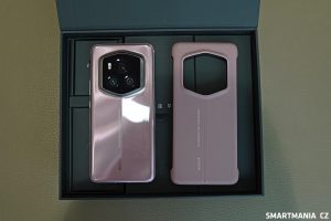 K telefonu dostanete stylový kryt potažený umělou kůží