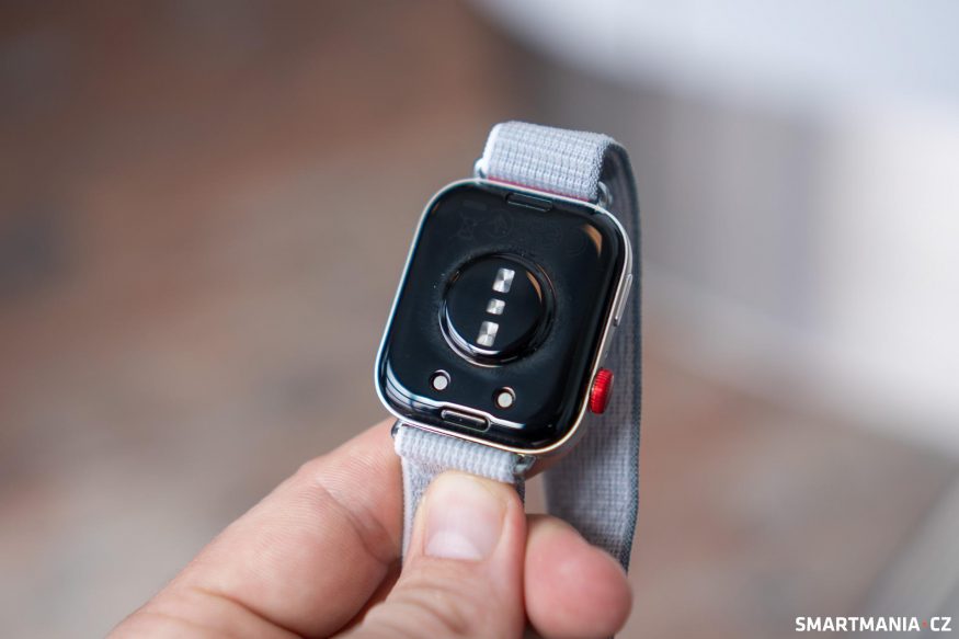 Huawei Watch Fit 3 Dva piny u kraje hodinek slouží pro nabíjení
