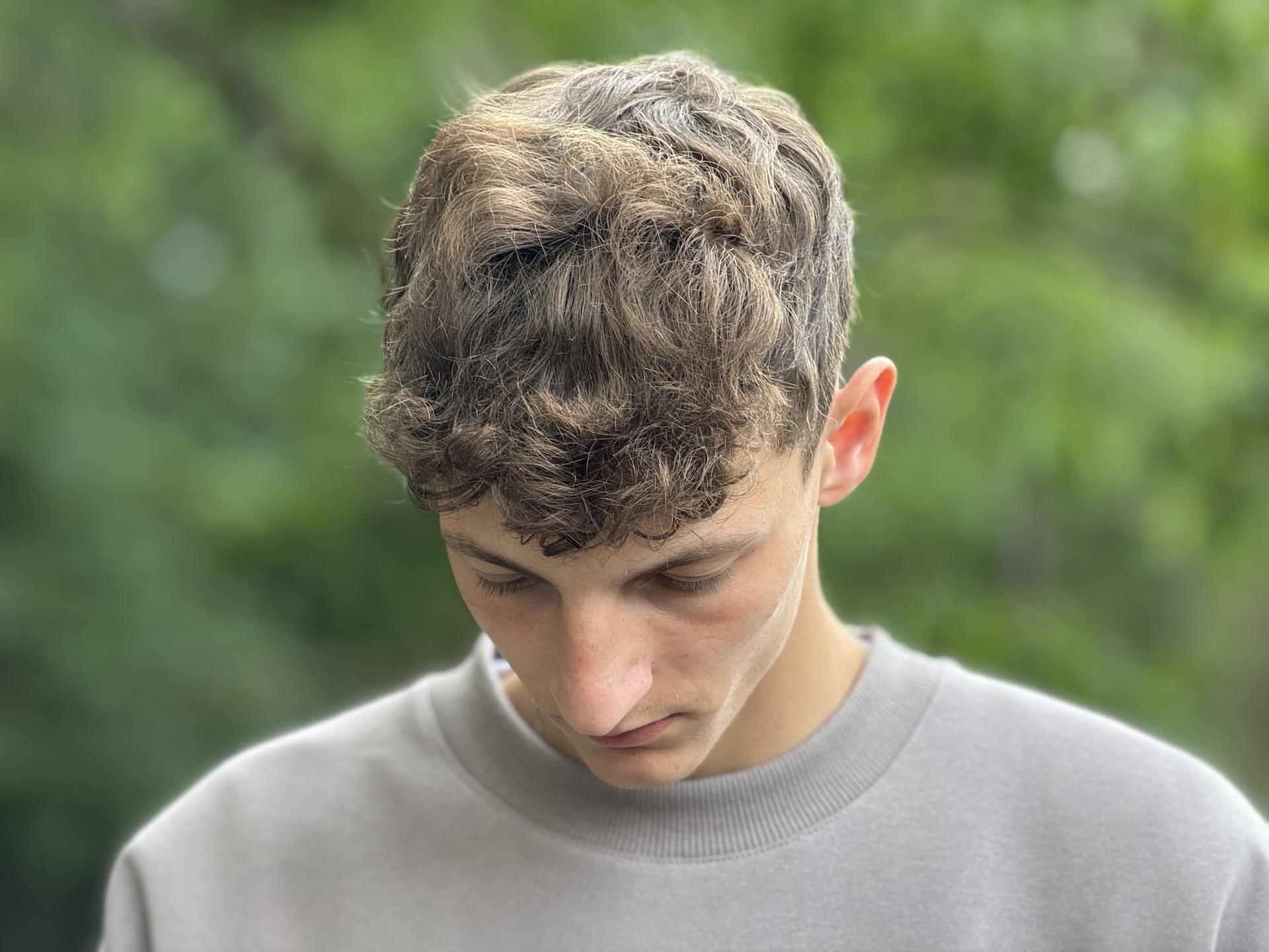 iPhone 15 Pro Max (portrét, 120 mm, 5×)